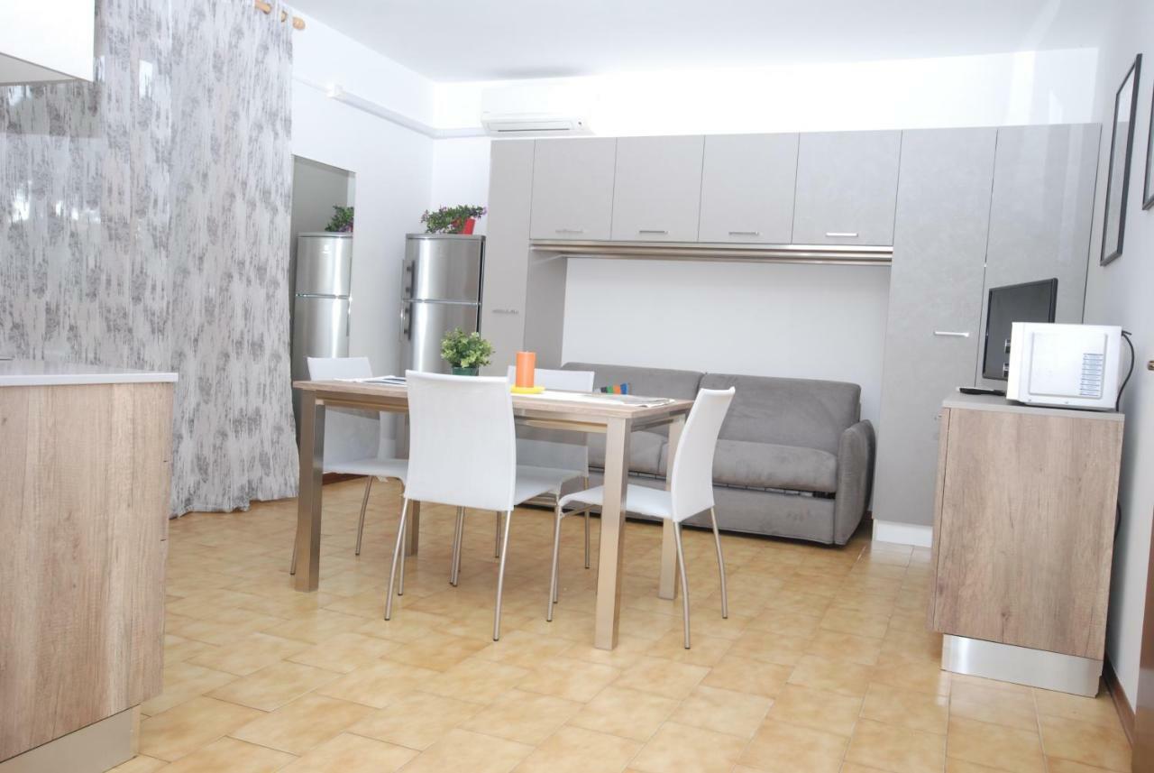 Appartamenti Dei Fiori Lignano Sabbiadoro Exterior foto